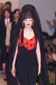 Moschino-Spring-2001-090-Karen-Elson.thumb.jpg.f3282af68efade7096378fe66c2955d7.jpg