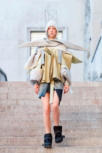 Rick-Owens-RTW-SS19-Paris-7064-1538069121.thumb.jpg.852ac9c6457deb289b720b127f7bffb7.jpg