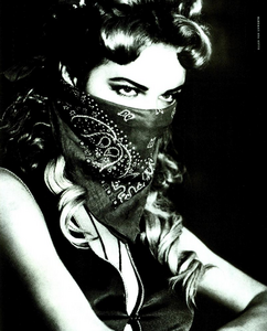 Western_von_Unwerth_Vogue_Italia_April_1992_03.thumb.png.9606e3c6b78f11b3e3cdf6741ca21206.png