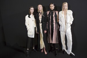 backstage-defile-ann-demeulemeester-printemps-ete-2019-paris-coulisses-95.thumb.jpg.61ef2bd708e122ed987847e79e07274b.jpg