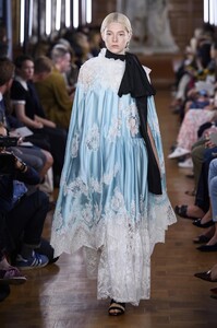 defile-erdem-printemps-ete-2019-londres-look-46.thumb.jpg.a62c0cbc211cc669344bc318e836a069.jpg