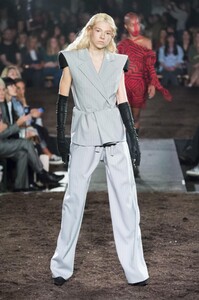 defile-gareth-pugh-printemps-ete-2019-londres-look-26.thumb.jpg.70b6a7b4f918c3fd33c32cc21261c953.jpg