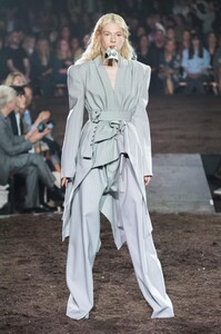 defile-gareth-pugh-printemps-ete-2019-londres-look-45.thumb.jpg.5f6a1ca2753d0ee6c9d59cc732ef1823.jpg