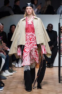 defile-jw-anderson-printemps-ete-2019-londres-look-24.thumb.jpg.bbc7217d60a7c42df72a7cc45176b991.jpg