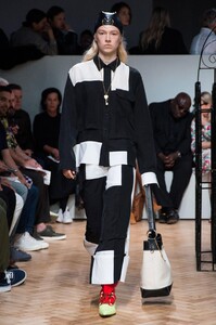 defile-jw-anderson-printemps-ete-2019-londres-look-47.thumb.jpg.9c903a0f035cb2bb53d0e25bfb5233bf.jpg
