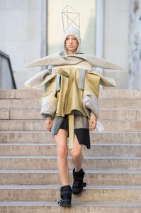 defile-rick-owens-printemps-ete-2019-paris-look-11.thumb.jpg.7a471e97b0d4767d7ea43fb30e1be85f.jpg