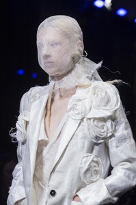 detail-defile-ann-demeulemeester-printemps-ete-2019-paris-detail-23.thumb.jpg.2b090722b4bd284081849a2d3686e485.jpg