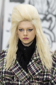 detail-defile-miu-miu-automne-hiver-2018-2019-paris-detail-74.thumb.jpg.ce6eb918a64e07fc255553509a8d9e1d.jpg