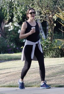 jennifer-garner-out-in-brentwood-07-09-2020-1.thumb.jpg.cdd97403604bd900ef7c87a6dd2d6d05.jpg