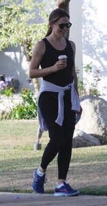 jennifer-garner-out-in-brentwood-07-09-2020-2.jpg