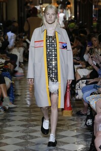 le-defile-croisiere-2019-signe-miu-miu-photo-22.thumb.jpg.4b303080e67e3f4b076a5bbe0d9fd570.jpg