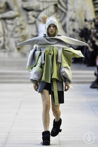 rick-owens-ss19-0010-f4336b.thumb.jpg.f2e6e2a03877d21a04199e467d496b67.jpg