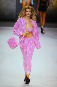 1107790769_chanel-ss-1996(2).thumb.jpg.5f635894af9fe37e097ab5595f6c1c71.jpg