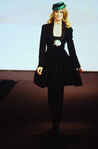 318495206_chanel-hc-fw-1990(2).thumb.jpg.d682dee635d3f6d9face6f3719c35600.jpg