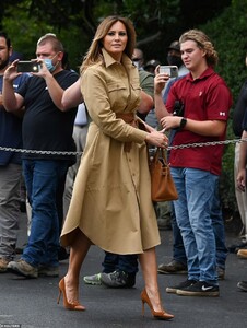 32030092-8634033-The_First_Lady_looked_typically_chic_in_a_1_635_Stella_McCartney-m-42_1597670359169.jpg