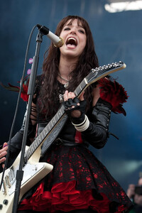 Lzzy-Hale-halestorm-36834468-667-1000.jpg