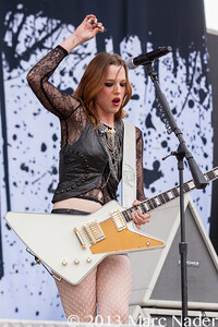 Lzzy-Hale-halestorm-38366197-467-700.jpg