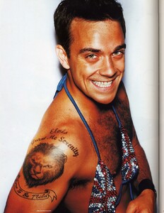 MANCHILD-Mario-Testino-l-Robbie-Williams-l-07.thumb.jpg.cb8894759257718a430ad4ded8c076e9.jpg