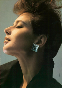Piel_Vogue_Italia_December_1982_02.thumb.png.e5e620c8123bfe95592ad09254e8b3d6.png