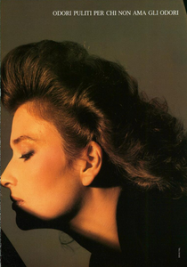 Piel_Vogue_Italia_December_1982_06.thumb.png.46a094794218dd5b009605ed2a987184.png