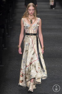 alexander-mc-queen-aw17-0035-1923ef.thumb.jpg.c8eb9ed51d2454de954b161552702e71.jpg