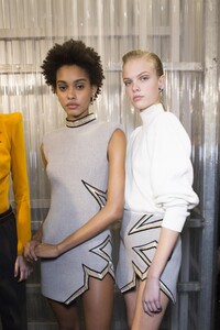 backstage-defile-mugler-automne-hiver-2017-2018-paris-coulisses-139.thumb.jpg.11997ea58c0555b41ce30d78979d4809.jpg