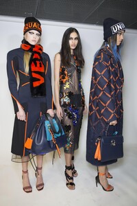 backstage-defile-versace-automne-hiver-2017-2018-milan-coulisses-56.thumb.jpg.4a7297a2fec7dd2965982335a0bd20c3.jpg