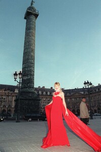claudia-schiffer-janvier-1998-paris.jpeg