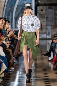 defile-victoriatomas-printemps-ete-2020-paris-look-19.thumb.jpg.652ba583959e71a4bfd6493e7fec54ea.jpg