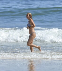 gwyneth-paltrow-in-a-bikini-at-the-hamptons-08-23-2020-10.jpg