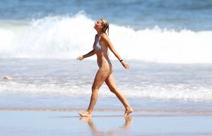 gwyneth-paltrow-in-a-bikini-at-the-hamptons-08-23-2020-23.jpg