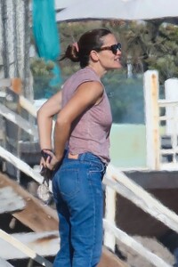 jennifer-garner-on-the-beach-in-malbiu-08-06-2020-3.jpg