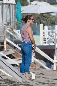 jennifer-garner-on-the-beach-in-malbiu-08-06-2020-5.jpg