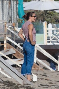 jennifer-garner-on-the-beach-in-malbiu-08-06-2020-6.jpg
