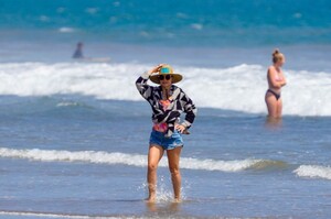 kate-hudson-on-the-beach-in-malibu-06-26-2020-0.jpg