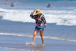 kate-hudson-on-the-beach-in-malibu-06-26-2020-1.jpg