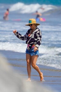kate-hudson-on-the-beach-in-malibu-06-26-2020-3.jpg