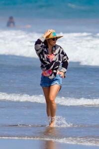kate-hudson-on-the-beach-in-malibu-06-26-2020-4.jpg