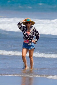 kate-hudson-on-the-beach-in-malibu-06-26-2020-5.jpg