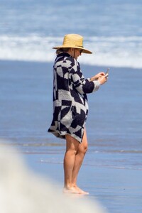 kate-hudson-on-the-beach-in-malibu-06-26-2020-8.jpg