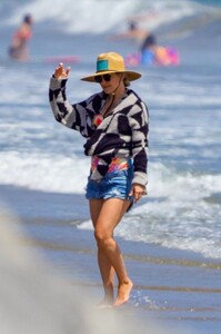 kate-hudson-on-the-beach-in-malibu-06-26-2020-9.jpg