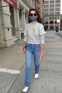 katie-holmes-shopping-in-nyc-08-04-2020-2.thumb.jpg.0af3f841b7e1e114ed523e198499696d.jpg