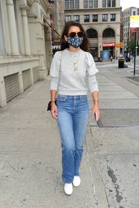 katie-holmes-shopping-in-nyc-08-04-2020-3.jpg