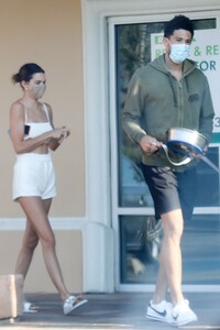 kendall-jenner-running-errands-in-malibu-08-17-2020-4.jpg