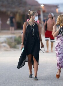 rita-ora-out-in-ibiza-08-10-2020-5.jpg
