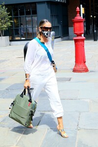 sarah-jessica-parker-leaving-her-shoe-store-in-the-seaport-district-in-ny-08-06-2020-3.jpg