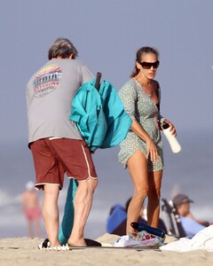 sarah-jessica-parker-with-her-husband-at-the-beach-in-the-hamptons-08-23-2020-8.jpg