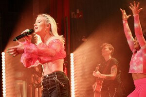 zara-larsson-performers_48827292967_o.jpg