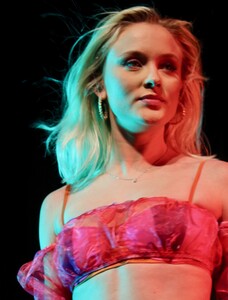 zara-larsson-serious_48826755298_o.jpg
