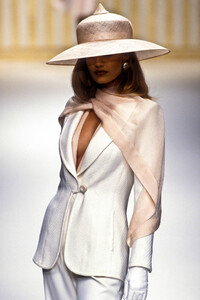 1009859175_PierreBalmainHauteCoutureSpring19945.thumb.jpg.aead11173ad396c8373225e8db6100e8.jpg